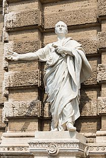 Archivo:Cicero statue courthouse, Rome, Italy