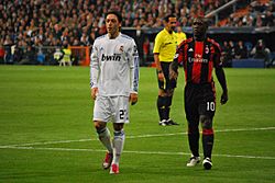 Archivo:Clarence Seedorf and Mesut Özil