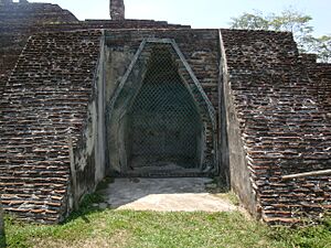 Archivo:Comalcalco.Tumba de los nueve señores de la noche (2)