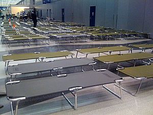 Archivo:Cots for stranded passengers - O'Hare International Airport