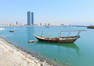 Archivo:Dhow (embarcación típica de las costas de la península Arábiga), anclado frente a la RAK Corniche.