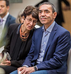 Archivo:Empfang für Özlem Türeci und Uğur Şahin im Rathaus Köln-5264 (cropped)