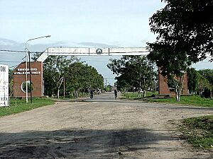 Archivo:Entrada a Villa Dos Trece