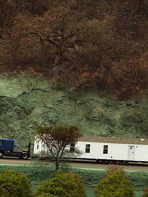 Archivo:FEMA - 33715 - A mobile home being moved in California