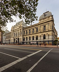 Archivo:Facultad de Derecho, Montevideo 03