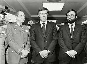 Archivo:Felipe González junto al ministro de Defensa y al jefe de la JUJEM, en el Congreso de los Diputados