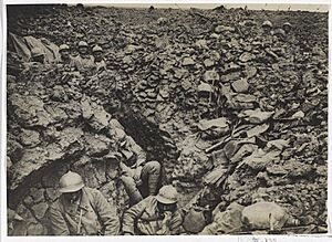 Archivo:French soldiers of the 87th Regiment shelter in their trenches at Hill 304 at Verdun