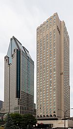Archivo:Hoteles Bonaventure y Marriott, Montreal, Canadá, 2017-08-11, DD 30