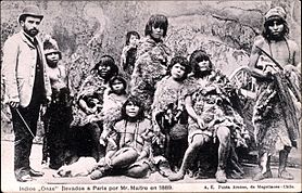 Archivo:Indios Onas llevados a París por Maitre en 1889
