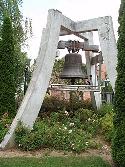 Izel-les-Hameaux-Cloche-Eglise-Juillet-2006.jpg