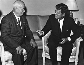 Archivo:John Kennedy, Nikita Khrushchev 1961
