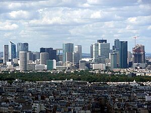 Archivo:La Défense remote view from Eiffel tower second floor