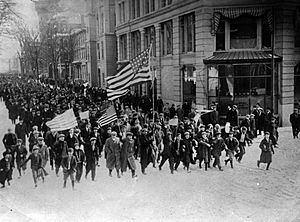 Archivo:Lawrence strike, strikers, marching in the city 1912