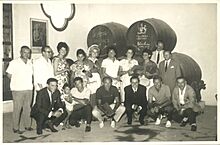 Los jugadores del Real Madrid (Isidro, Di Stefano y Santamaría) con las Sherry Girls en W & H Ltd.jpg