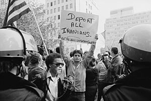 Archivo:Man holding sign during Iranian hostage crisis protest, 1979