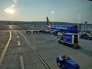 Archivo:Manchester-Boston Airport departure gates