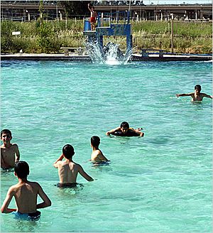 Archivo:Mosul-swimming