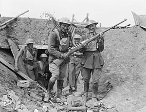Archivo:NZ troops with captured German anti-tank rifle 1918 IWM Q 11264