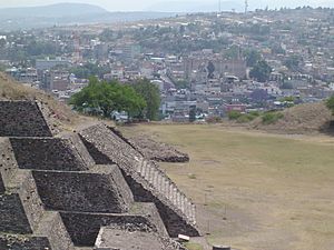 Archivo:Panorámica de la zona arqueologica de Tula