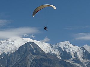 Archivo:Paraglider in flight in front of Mont Blanc