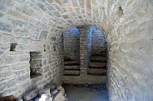 Archivo:Pasadizo inferior del Monasterio de San Pelai (Gavín)