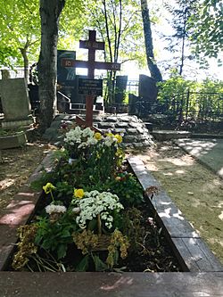 Archivo:Peredelkino cemetery 20180801 105248