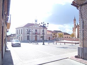 Archivo:Plaza mayor de Adanero (Ávila)