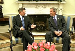 Archivo:President George W. Bush meets with Prime Minister Kjell Magne Bondevik of Norway in the Oval Office Friday, May 16, 2003