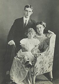 Archivo:Prins Wilhelm och prinsessan Maria med prins Lennart, foto Hofatelier Jaeger 1911