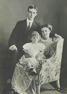 Prins Wilhelm och prinsessan Maria med prins Lennart, foto Hofatelier Jaeger 1911.jpg