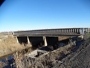 Archivo:Puente de Mazariegos. Carretera P-940 PK 3