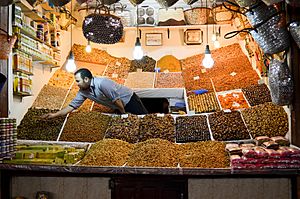 Archivo:Puesto de frutos en el Zoco -- 2014 -- Marrakech, Marruecos