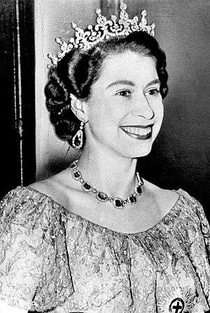 Archivo:Queen Elizabeth II - 1953-Dress