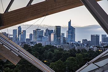 Remote view of La Défense (19876083712).jpg