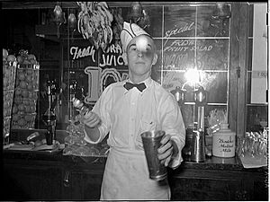 Archivo:Soda jerker flipping ice cream into malted milk shakes. Corpus Christi, Texas