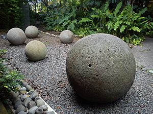 Archivo:Stone spheres of Costa Rica. Museo Nacional