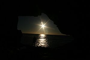 Archivo:Sunset from a cave (2762542002)