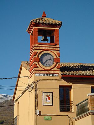 Archivo:Torre del Reloj y ayuntamiento en Pinilla del Valle