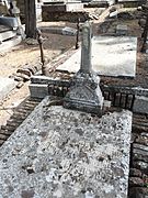 Tumba de Rafael Delorme, cementerio civil de Madrid, detalle