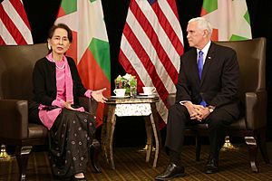 Archivo:VP Mike Pence and Aung San Suu Kyi at 33rd ASEAN Summit (2)