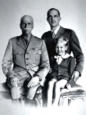 Archivo:Victor Emmanuel III of Italy with son Umberto and grandson Vittorio
