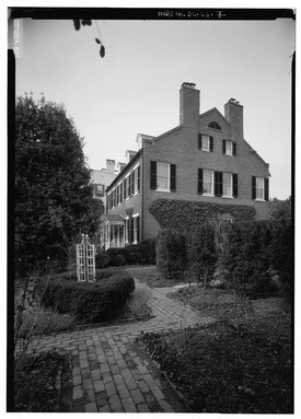 Archivo:View from the Rose Garden to the east elevation, looking from the southeast - Henry Foxhall House, 3123 Dumbarton Street, Northwest, Washington, District of Columbia, DC HABS DC,GEO,54-7