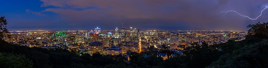 Archivo:Vista de Montreal desde el Monte Royal, Canadá, 2017-08-12, DD 126-137 HDR PAN