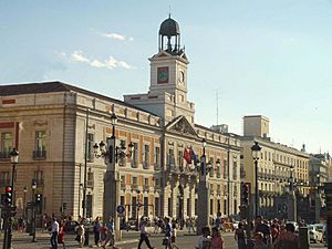 Archivo:Vista lateral de la Puerta del Sol de Madrid