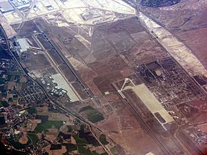 Archivo:Zaragoza airport view 7424
