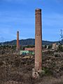 017 Xemeneia de la bòbila de Can Colomer, al fons la de la bòbila Benaiges (Terrassa)