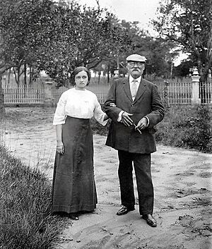 Archivo:Bernardino Caballero y su hija Saturnina