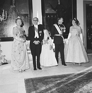Archivo:Bezoek van de president van Argentinië, Arturo Frondizi op het Huis den Bosch (g, Bestanddeelnr 911-3877