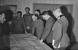 Archivo:Bundesarchiv Bild 101I-771-0366-02A, Russland, Lagebesprechung mit Hitler