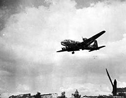 Archivo:C-54 dropping candy during Berlin Airlift c1949